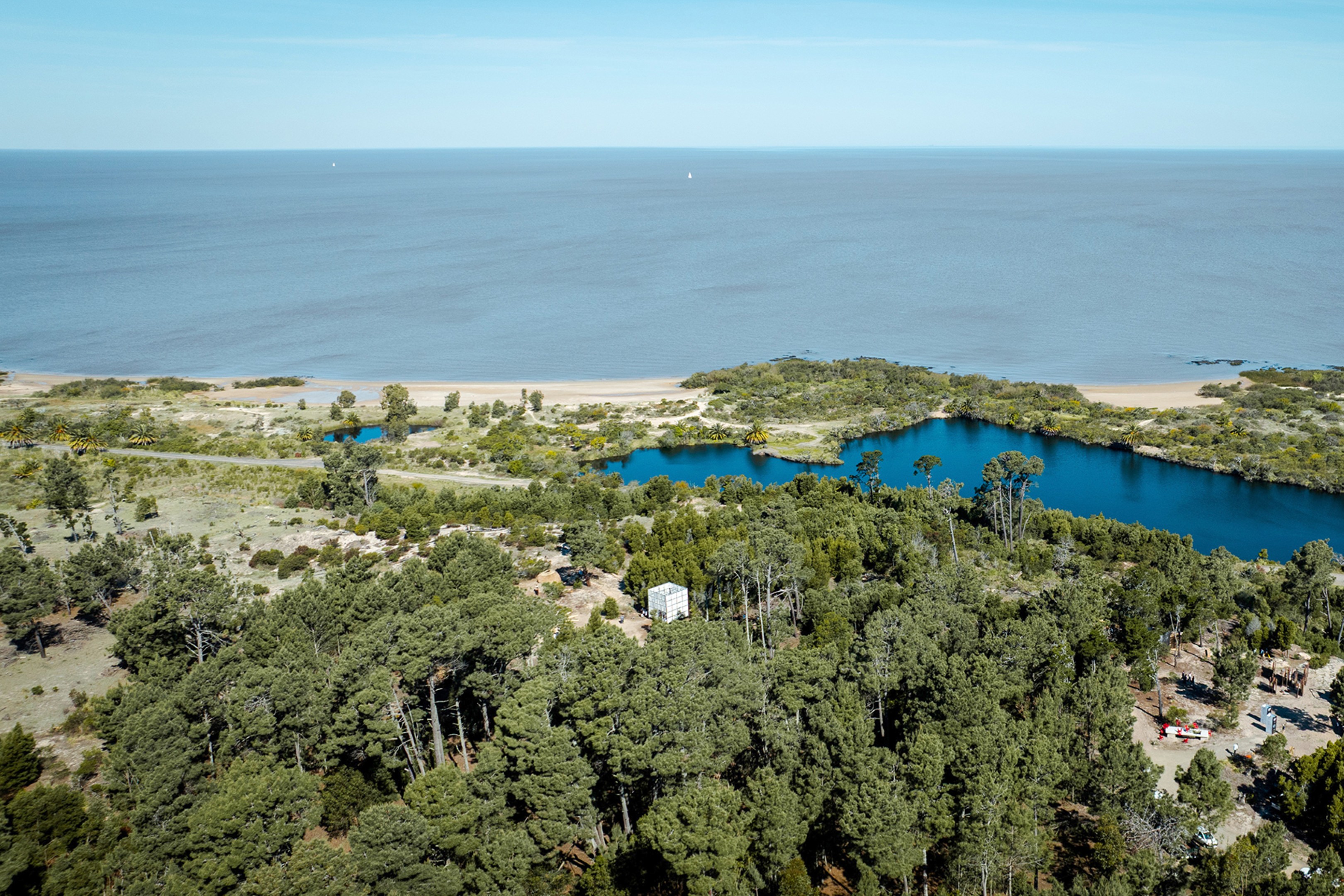 Pabellón arquitectónico, arquitectura efimera, arquitectura mínima. Pabellon arquitectónico concebido en el marco del Design Week Uruguay 2025